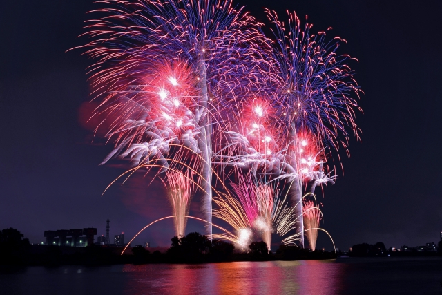 川口市 21年5月22日 荒川の河川敷付近でサプライズの打ち上げ花火が上がっていたようです 号外net 川口市